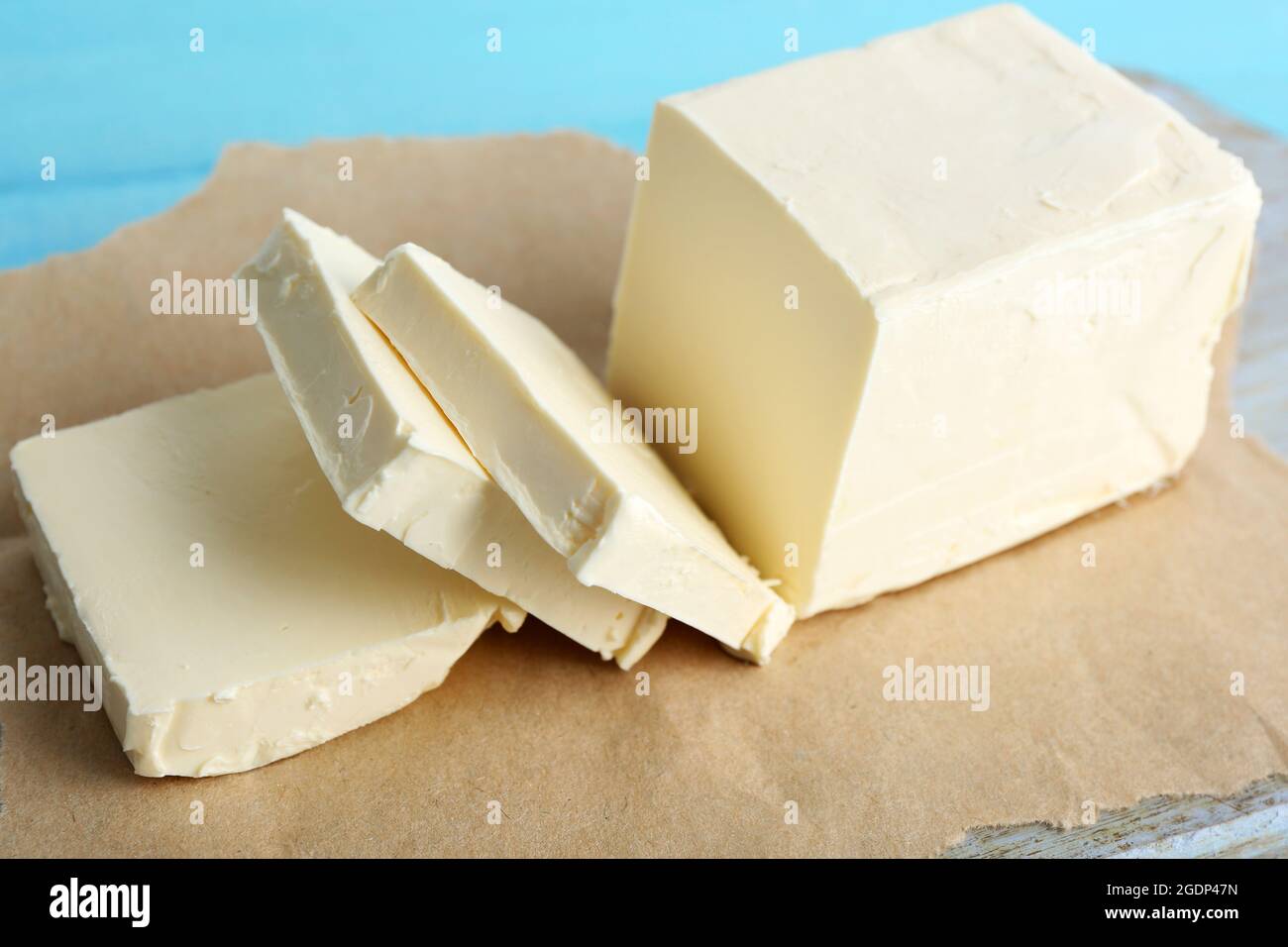Beurre frais sur une planche à découper, sur fond de bois de couleur Photo  Stock - Alamy