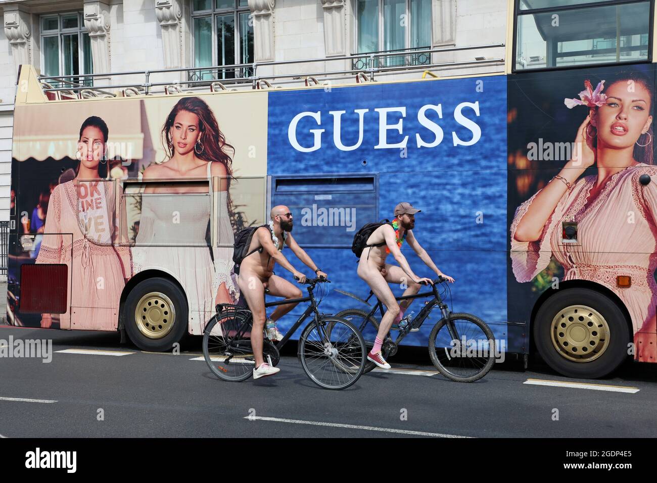 Londres, Royaume-Uni. 14 août 2021. Les cyclistes nus prenant part au World Naked Bike Ride 2021 qui proteste contre la dépendance à l'huile et soutient l'utilisation de transport alternatif crédit: Paul Brown/Alay Live News Banque D'Images
