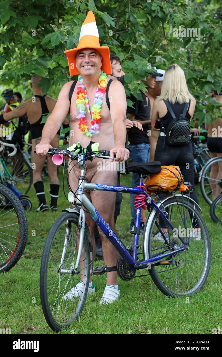 Londres, Royaume-Uni. 14 août 2021. Des cyclistes nus prenant part au World Naked Bike Ride 2021 en préparation pour le tour à Hyde Park. Le trajet proteste contre la dépendance au pétrole et soutient l'utilisation de moyens de transport alternatifs. Crédit : Paul Brown/Alay Live News Banque D'Images