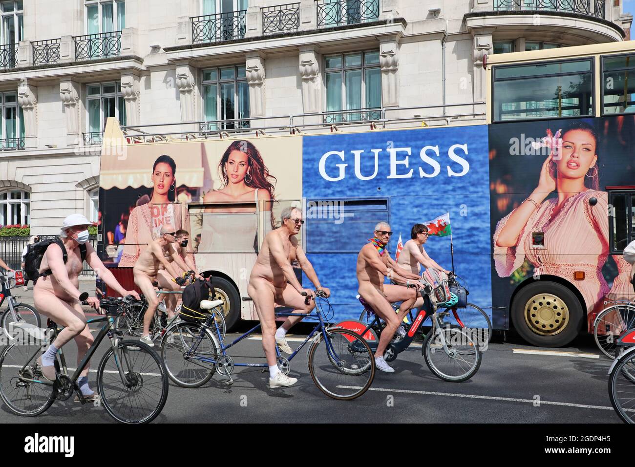 Londres, Royaume-Uni. 14 août 2021. Les cyclistes nus prenant part au World Naked Bike Ride 2021 qui proteste contre la dépendance à l'huile et soutient l'utilisation de transport alternatif crédit: Paul Brown/Alay Live News Banque D'Images
