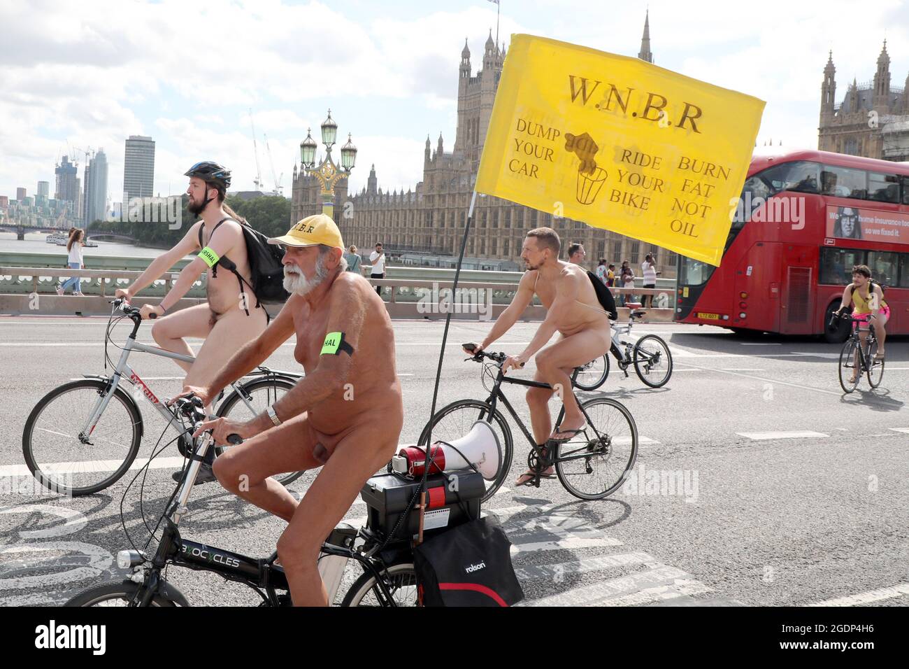 Londres, Royaume-Uni. 14 août 2021. Cyclistes nus prenant part à la World Naked Bike Ride 2021 en traversant le pont de Westminster. Le trajet proteste contre la dépendance au pétrole et soutient l'utilisation de moyens de transport alternatifs. Crédit : Paul Brown/Alay Live News Banque D'Images