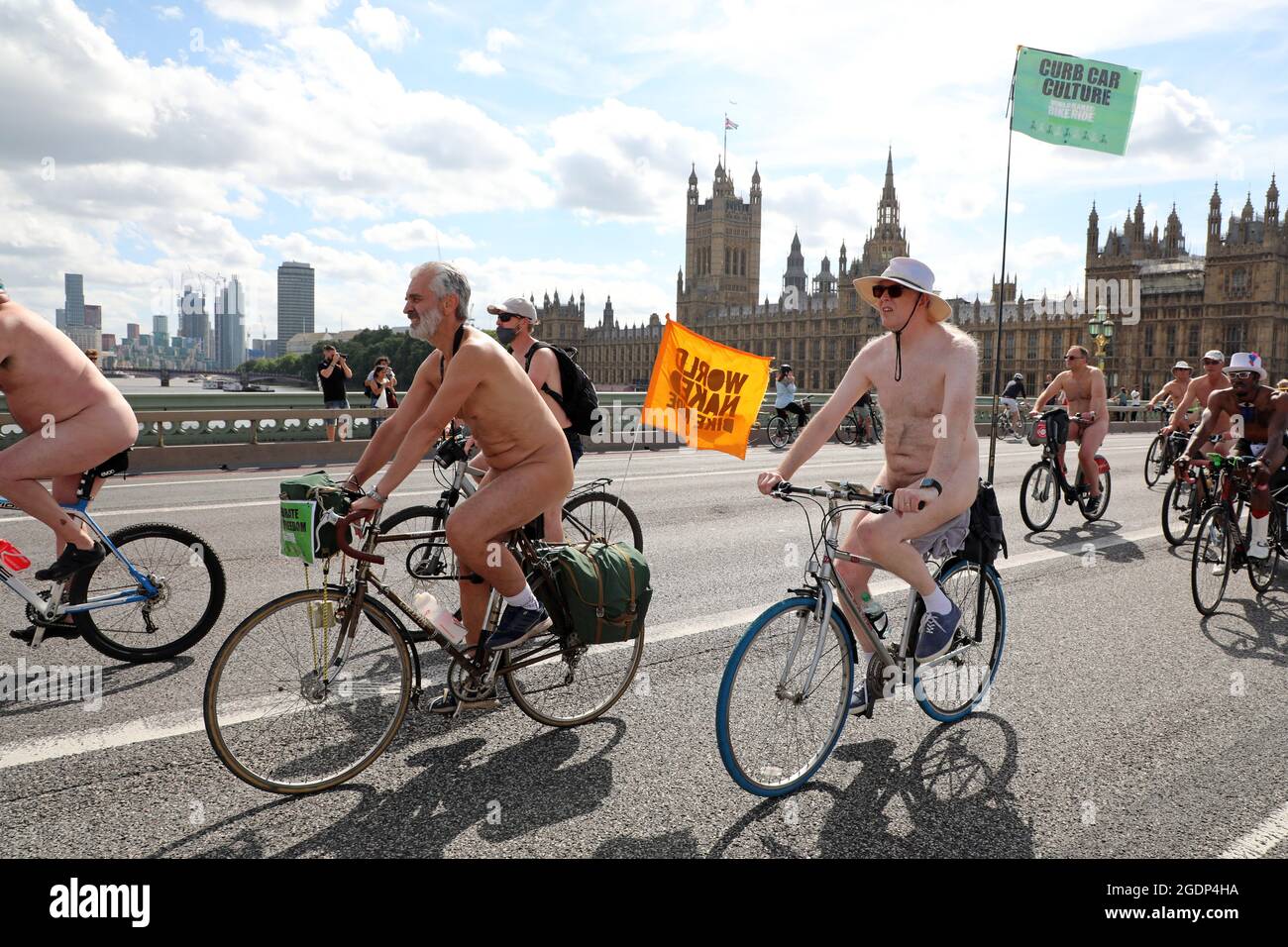 Londres, Royaume-Uni. 14 août 2021. Cyclistes nus prenant part à la World Naked Bike Ride 2021 en traversant le pont de Westminster. Le trajet proteste contre la dépendance au pétrole et soutient l'utilisation de moyens de transport alternatifs. Crédit : Paul Brown/Alay Live News Banque D'Images