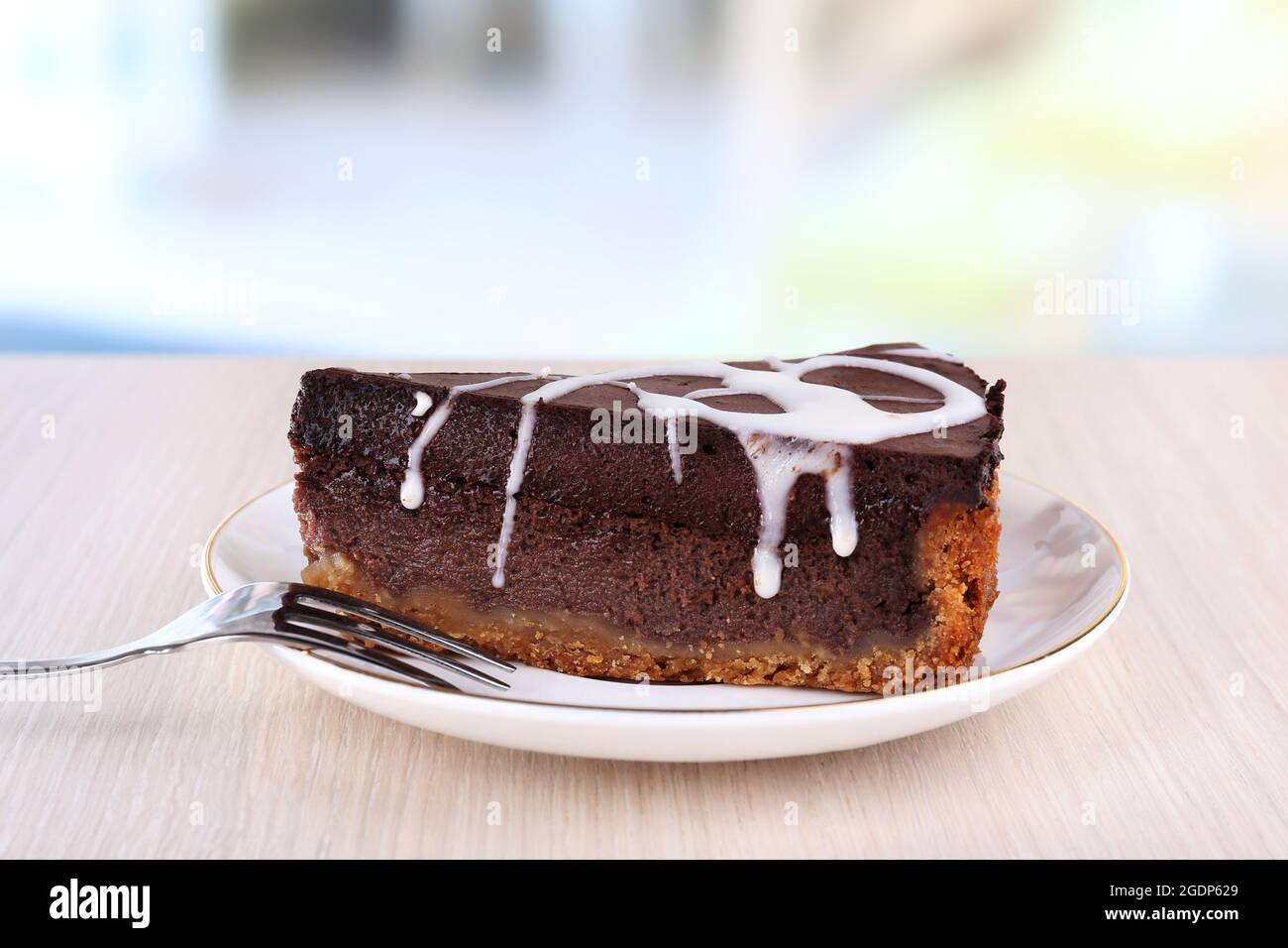 Morceau De Gateau Au Chocolat Sur Une Soucoupe Sur La Table En Bois Sur Fond Naturel Photo Stock Alamy