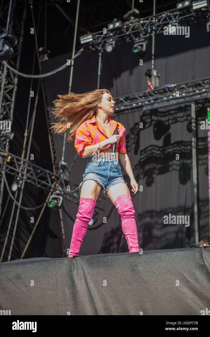 Watergate Bay, Cornwall, Royaume-Uni. 14 août 2021. Boardmasters Festival, Watergate Bay, Angleterre. 14 août 2021 Becky Hill prend la scène tandis que les foules apprécient la deuxième journée de musique au premier grand festival de surf et de musique au Royaume-Uni depuis plus de 2 ans. Credit Jonathan Ward/Alamy Live News Banque D'Images