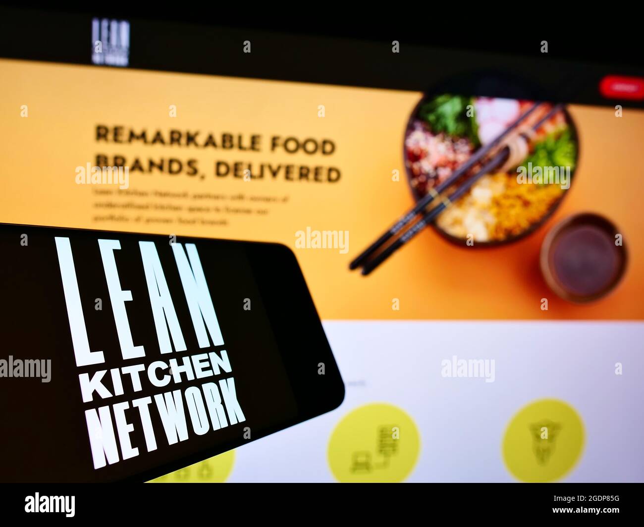 Téléphone mobile avec logo de la société britannique Lean Kitchen Network Limited (LKN) sur écran devant le site Web. Concentrez-vous sur le centre de l'écran du téléphone. Banque D'Images