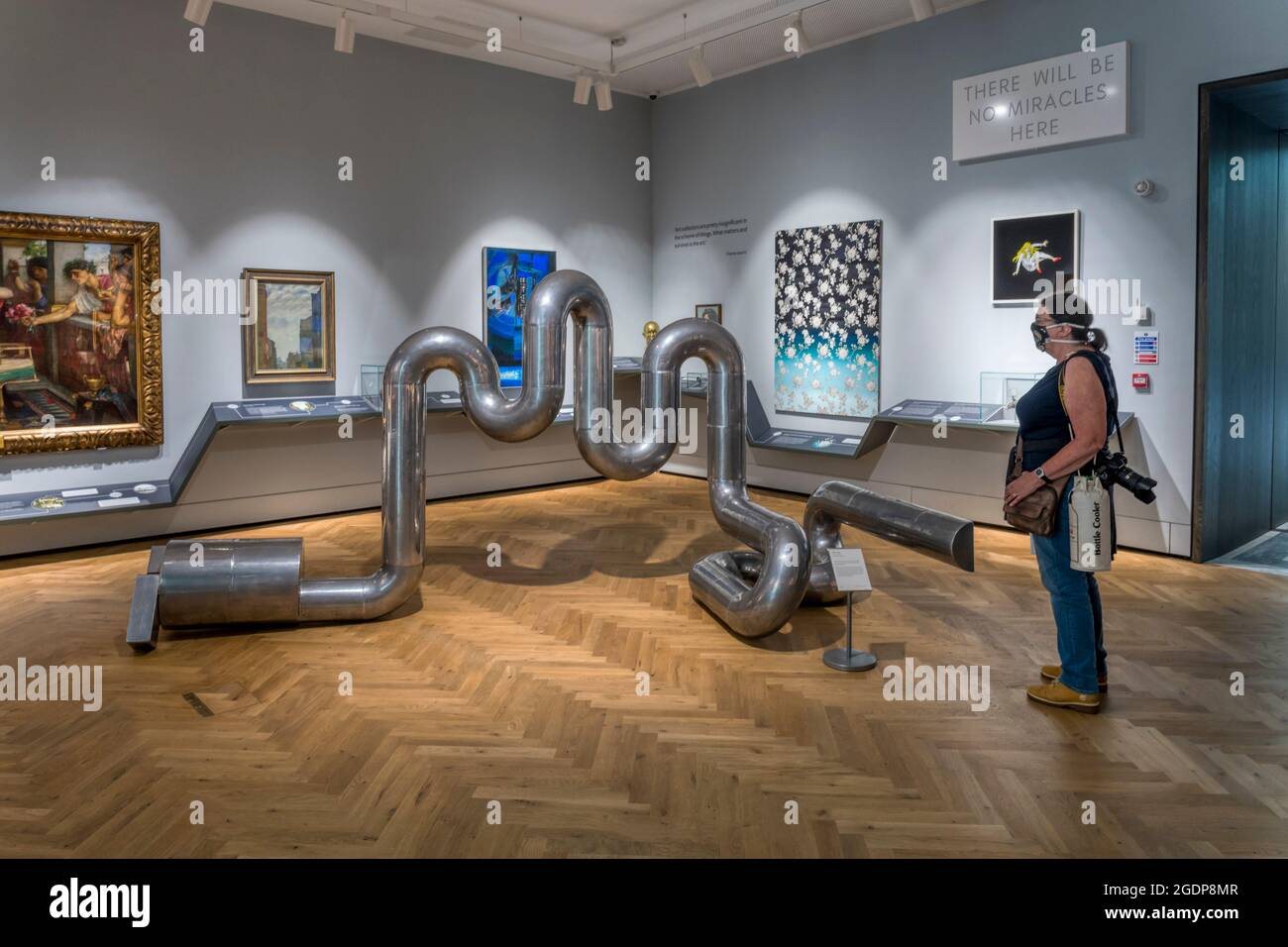 Un visiteur de la Galerie d'art d'Aberdeen, portant un masque facial pendant la pandémie du coronavirus de 2020-2021, regarde un travail d'Eduardo Paolozzi. Banque D'Images