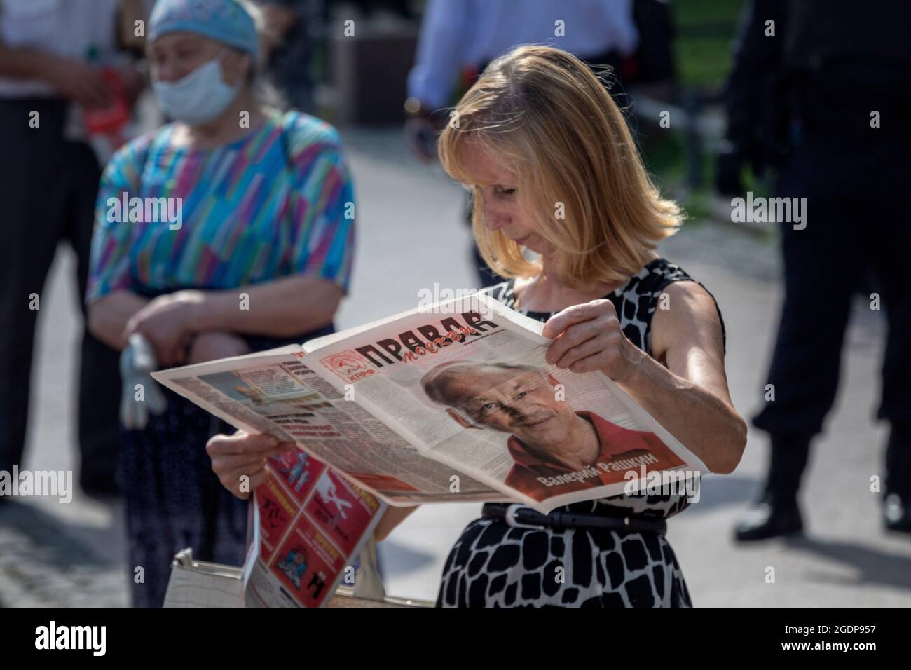 Moscou, Russie. 3 août, 2021 électeurs, participants à une réunion avec des députés du Parti communiste de la Fédération de Russie ont lu le journal Pravda (Angl. Vérité) avec un portrait de la députée de la Douma d'Etat, Valery Rashkin, en première page du journal lors d'une réunion à Moscou, dans le cadre de la campagne électorale des communistes à la Douma d'Etat de la Fédération de Russie Banque D'Images