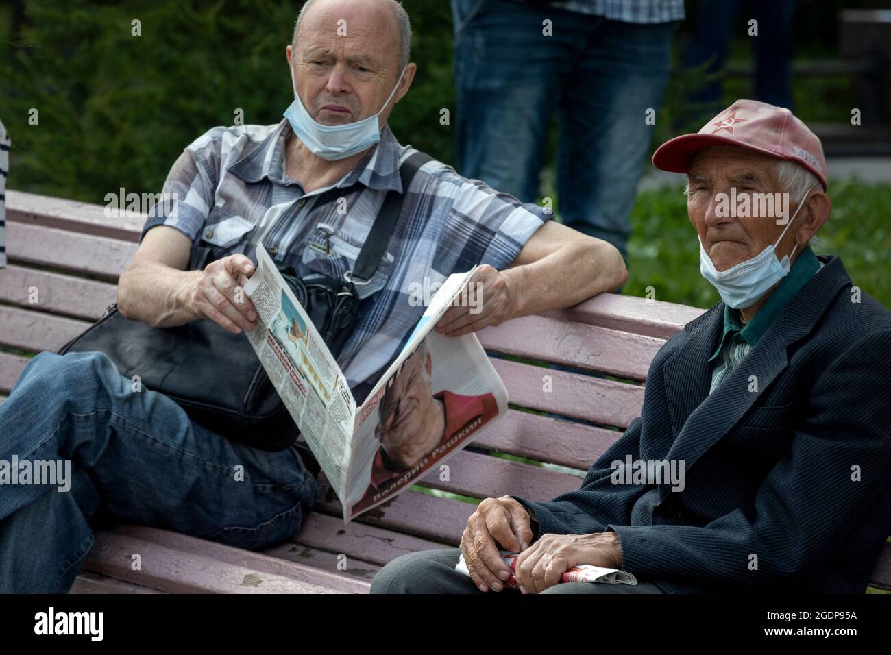 Moscou, Russie. 3 août, 2021 électeurs, participants à une réunion avec des députés du Parti communiste de la Fédération de Russie ont lu le journal Pravda (Angl. Vérité) avec un portrait de la députée de la Douma d'Etat, Valery Rashkin, en première page du journal lors d'une réunion à Moscou, dans le cadre de la campagne électorale des communistes à la Douma d'Etat de la Fédération de Russie Banque D'Images