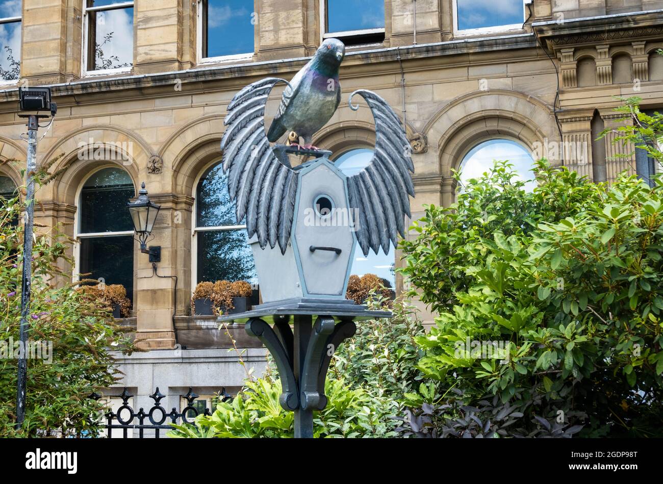 Et ces oiseaux CAN Sing est un art public exposé dans le jardin de l'église notre-Dame et Saint-Nickolas à Liverpool. Banque D'Images