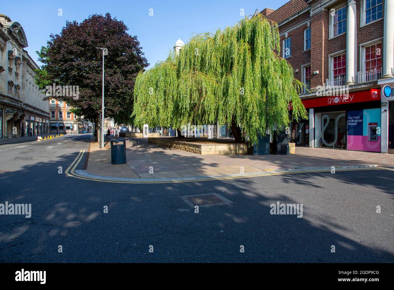 Saule pleurant et boutiques sur Paragon Street, Kingston upon Hull centre-ville, East Yorkshire, Royaume-Uni Banque D'Images