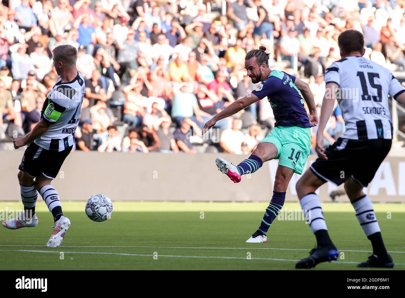 ALMELO, PAYS-BAS - AOÛT 14: Davy Propper de PSV a un tir à but pendant le match néerlandais Eredivisie entre Heracles Almelo et PSV à Erve Asito le 14 août 2021 à Almelo, pays-Bas (photo de Marcel ter Bals/Orange Pictures) Banque D'Images