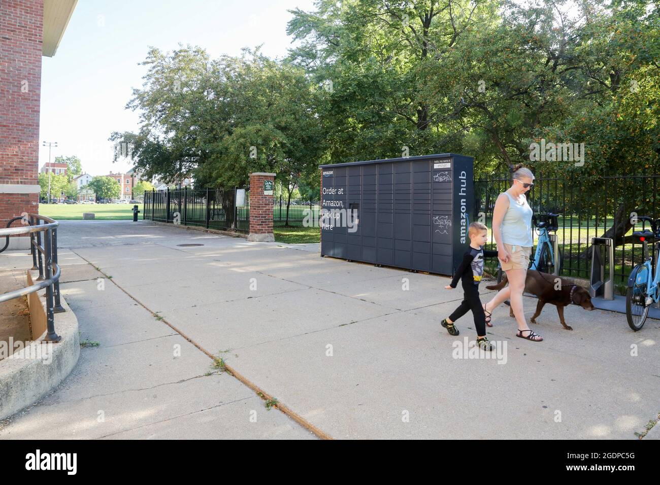 Chicago, États-Unis. 14 août 2021. Un casier Amazon Hub se trouve à  l'entrée de l'aire de jeux pour enfants sur le sentier principal en face de la  maison de campagne à Eckhart