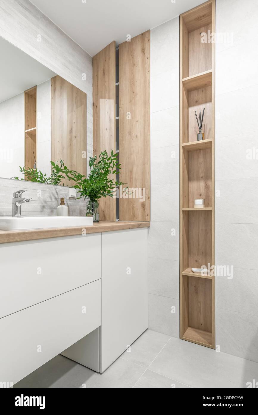 Décoration intérieure moderne et minimaliste avec carrelage en pierre ecru  et étagère en bois dissimulée pour les accessoires de salle de bain Photo  Stock - Alamy
