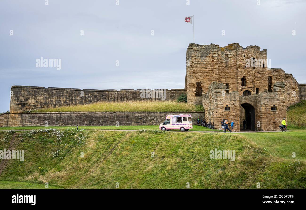 Une fourgonnette ICEA à la crème garée devant l'entrée du château et prieuré de Tynemouth Banque D'Images