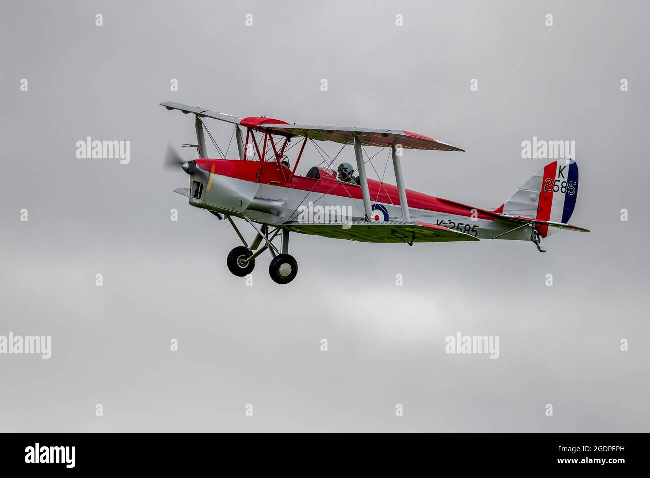 1931 DH82A Tiger Moth (K2585) en vol au spectacle aérien de la famille Shuttleworth le 1er août 2021 Banque D'Images