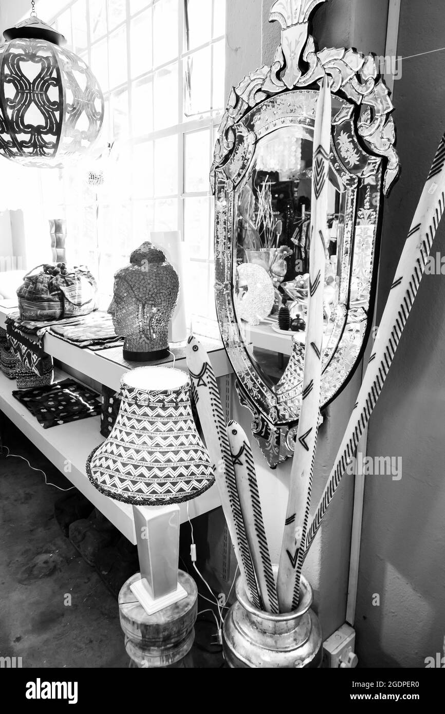 JOHANNESBURG, AFRIQUE DU SUD - 06 janvier 2021 : une photo verticale d'un intérieur de boutiques d'art, d'artisanat et d'antiquités Banque D'Images
