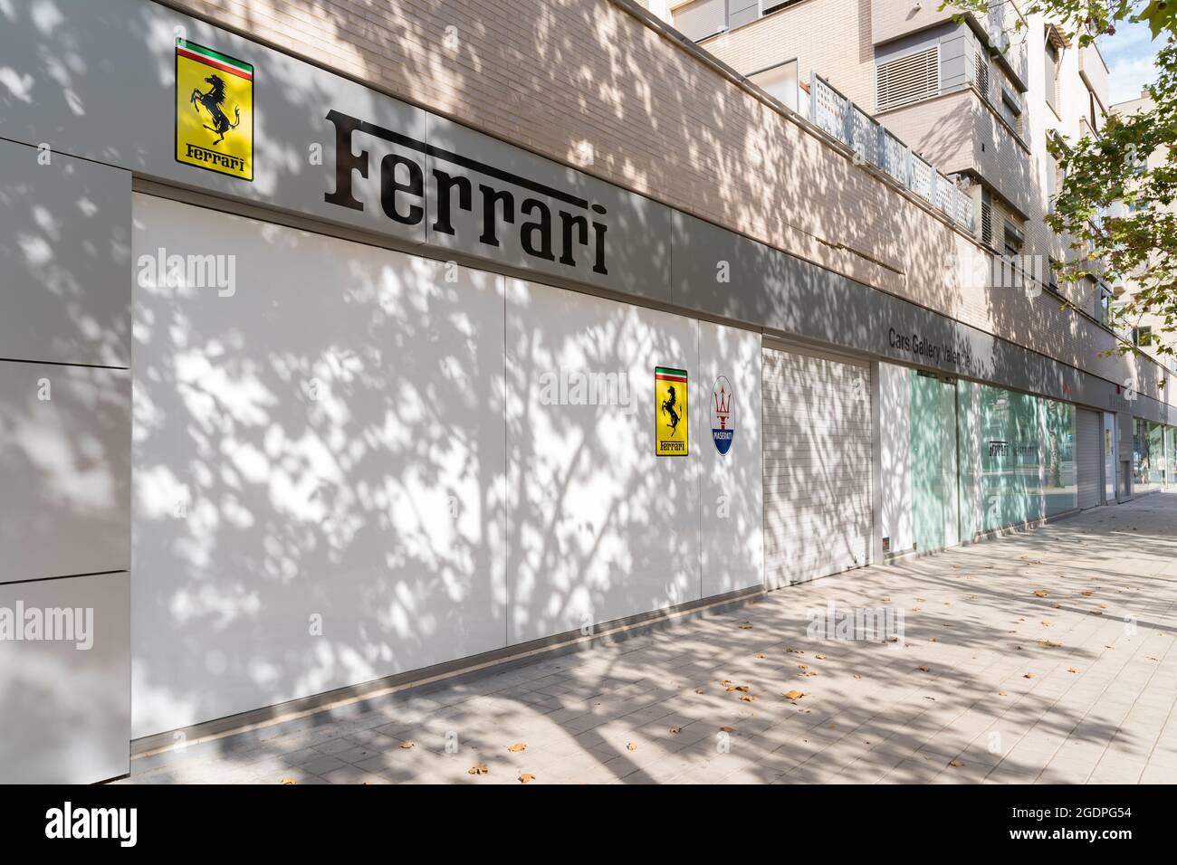 Valence, Espagne - 1er août 2021 : concession et ateliers de la marque de voitures Ferrari de luxe à Valence Banque D'Images