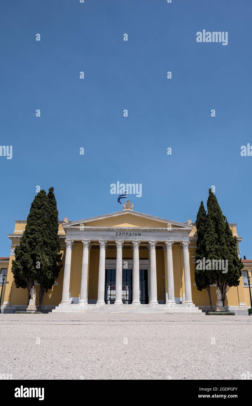 Vue de face de la salle Zappeion dans les jardins nationaux d'Athènes. Ciel bleu. Arbres verts. Architecture classique. Banque D'Images