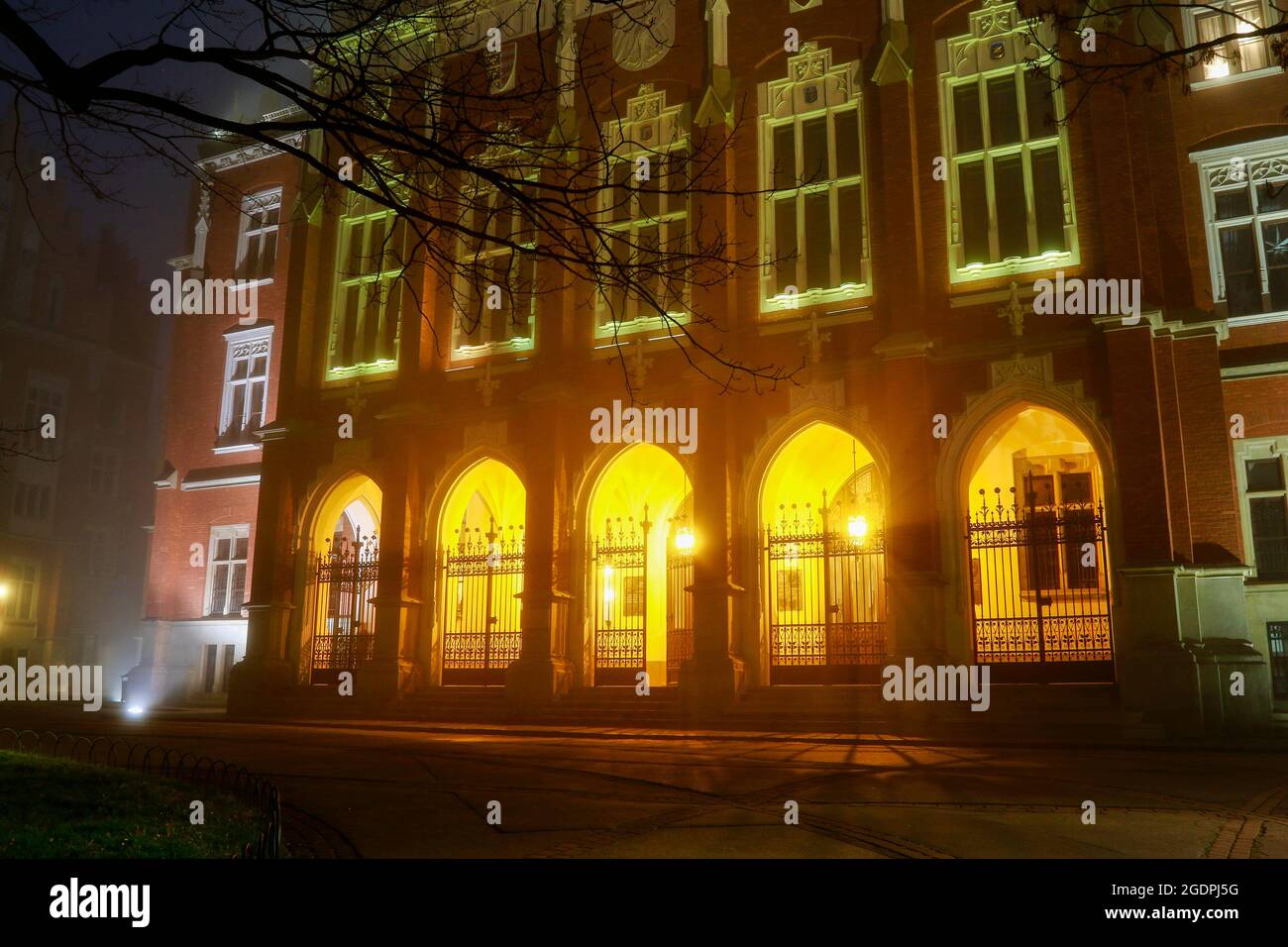 Vue nocturne de l'université de Jagiellonian. La plus ancienne université de Pologne, la deuxième plus ancienne université d'Europe centrale. Collegium Novum. Banque D'Images