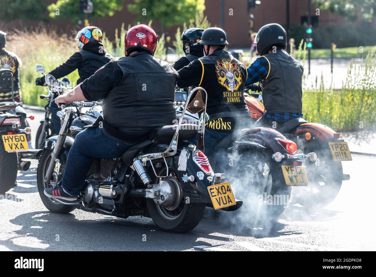 Les motards du club de motos hurlant Demons arrivant à Southend on Sea,  Essex, Royaume-Uni. Motocycliste brûlant du caoutchouc, faisant tourner la  roue arrière et fumée Photo Stock - Alamy