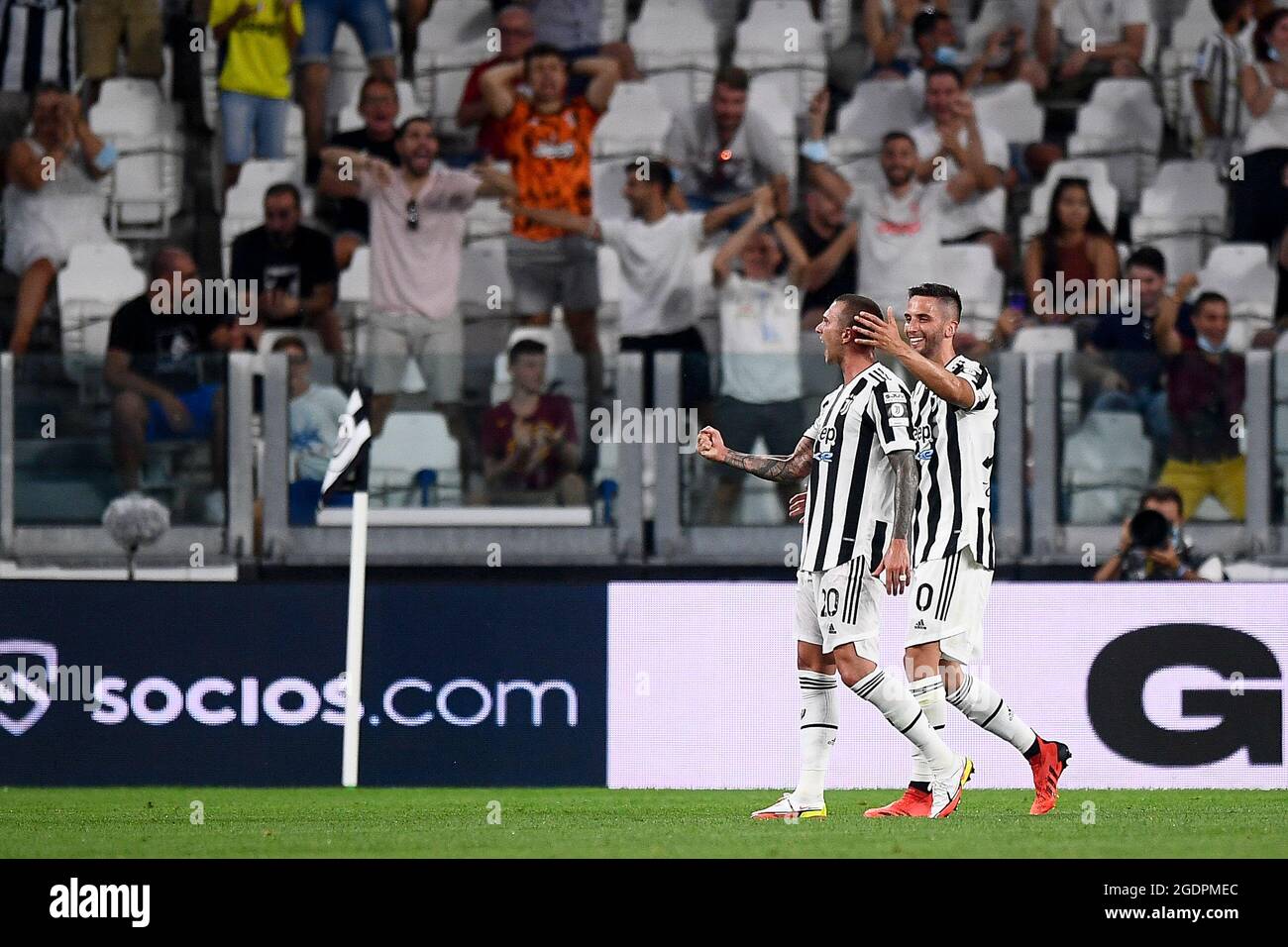 Turin, Italie. 14 août 2021. Federico Bernardeschi de Juventus FC avec Rodrigo Bentancur de Juventus FC célèbre après avoir obtenu un but lors du match de football amical entre Juventus FC et Atalanta BC. Credit: Nicolò Campo/Alay Live News Banque D'Images