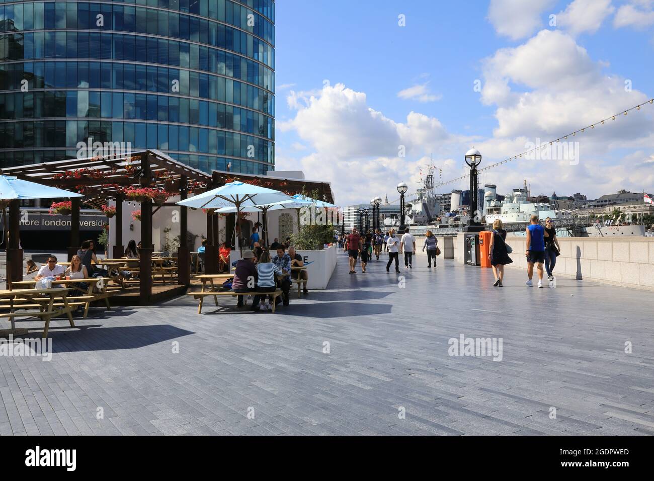 Le café/bar d'été Riverside Terrace, sur la Queens Walk à côté de plus de Londres, à Southwark, Royaume-Uni Banque D'Images