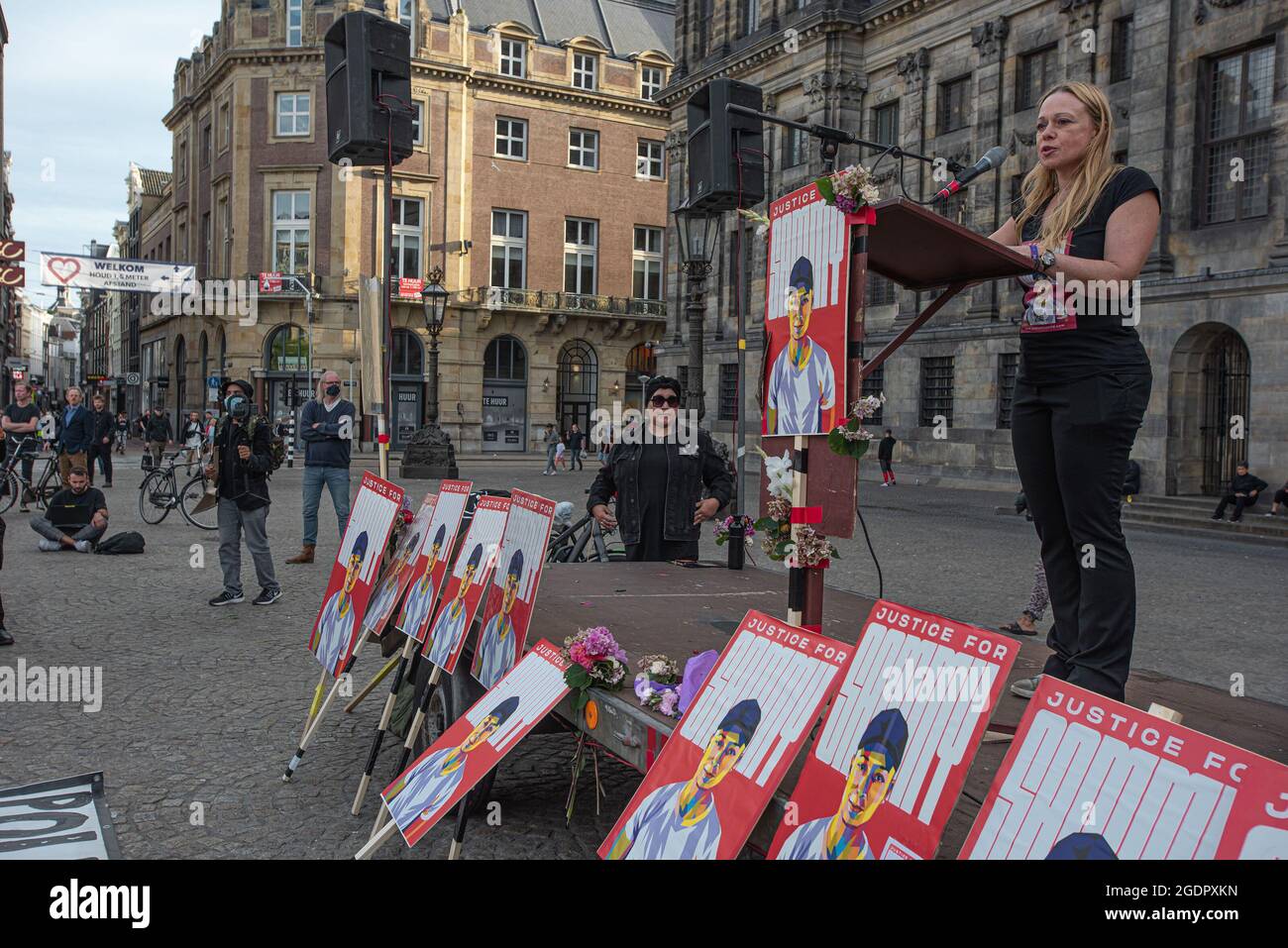 La mère de la victime, Justine Seewald, prononce un discours émotif condamnant l'action de la police pour le meurtre de son fils.la manifestation de ce soir a attiré un grand nombre de partisans et l'orateur principal pour la soirée était la mère de la victime, Justine Seewald. Un jeune homme musclé a été vu sur vidéo faisant un enregistrement sur son téléphone, vêtu de shorts, de ses lunettes de soleil sur sa tête et appuyant un couteau à sa propre gorge. Il a été vu dans une cour où plusieurs policiers l'ont appelé à s'arrêter. Comme il marcha vers eux, un chien de police a libéré son chien derrière lui, mais, l'animal d Banque D'Images