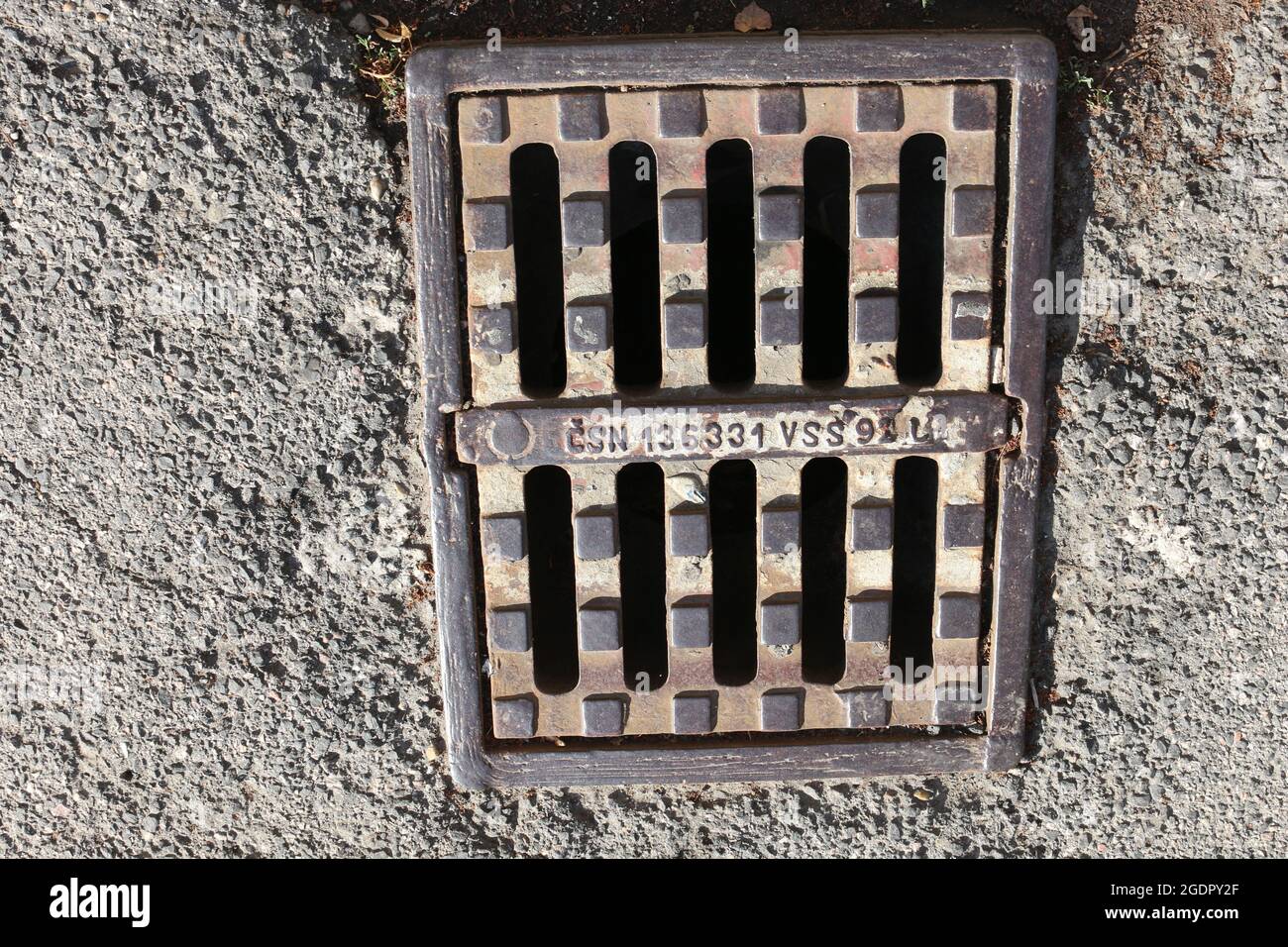 Système de vidange. Structure métallique pour le drainage des eaux de pluie. Gros plan treillis. Banque D'Images