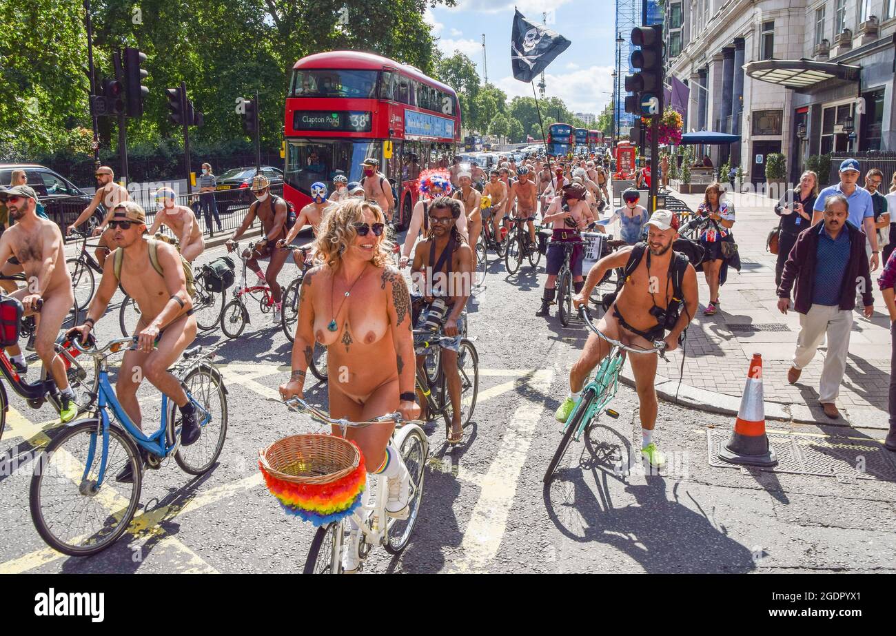 Londres, Royaume-Uni. 14 août 2021. (NOTE DE L'ÉDITEUR: L'image contient de  la nudité) les cyclistes de Nude passent par Green Park pendant le World  Naked Bike Ride 2021. Le WNBR est une