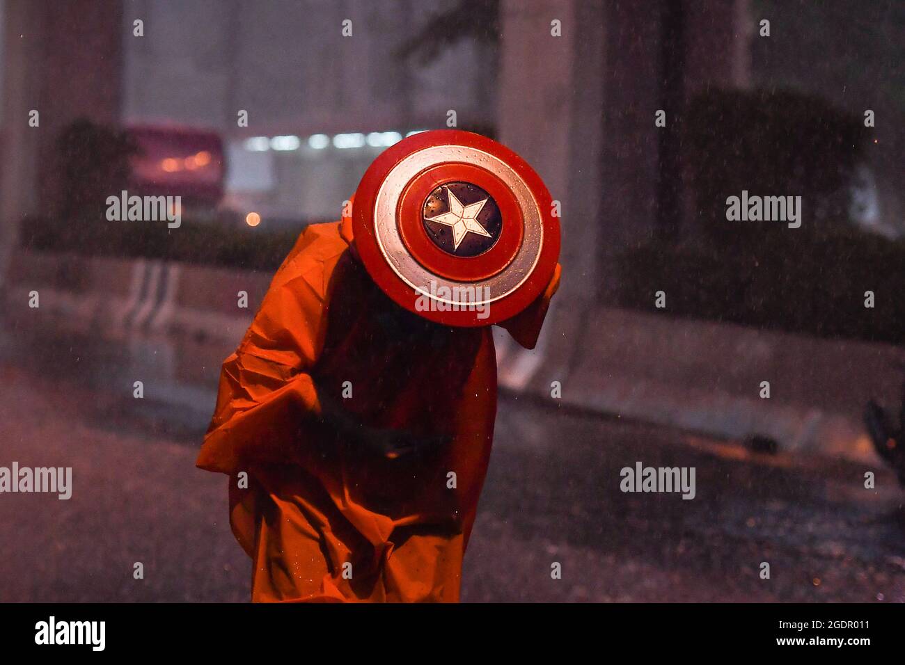 Bangkok, Thaïlande. 13 août 2021. Un manifestant tient un bouclier du capitaine américain pendant la manifestation.les manifestants pro-démocratie se rassemblent dans divers établissements pour appeler le Premier ministre thaïlandais, Prayut Chan-o-cha, à démissionner, à réformer la monarchie et à de meilleures politiques pour la situation COVID-19. La manifestation s'est terminée par des affrontements avec les forces de police. Crédit : SOPA Images Limited/Alamy Live News Banque D'Images