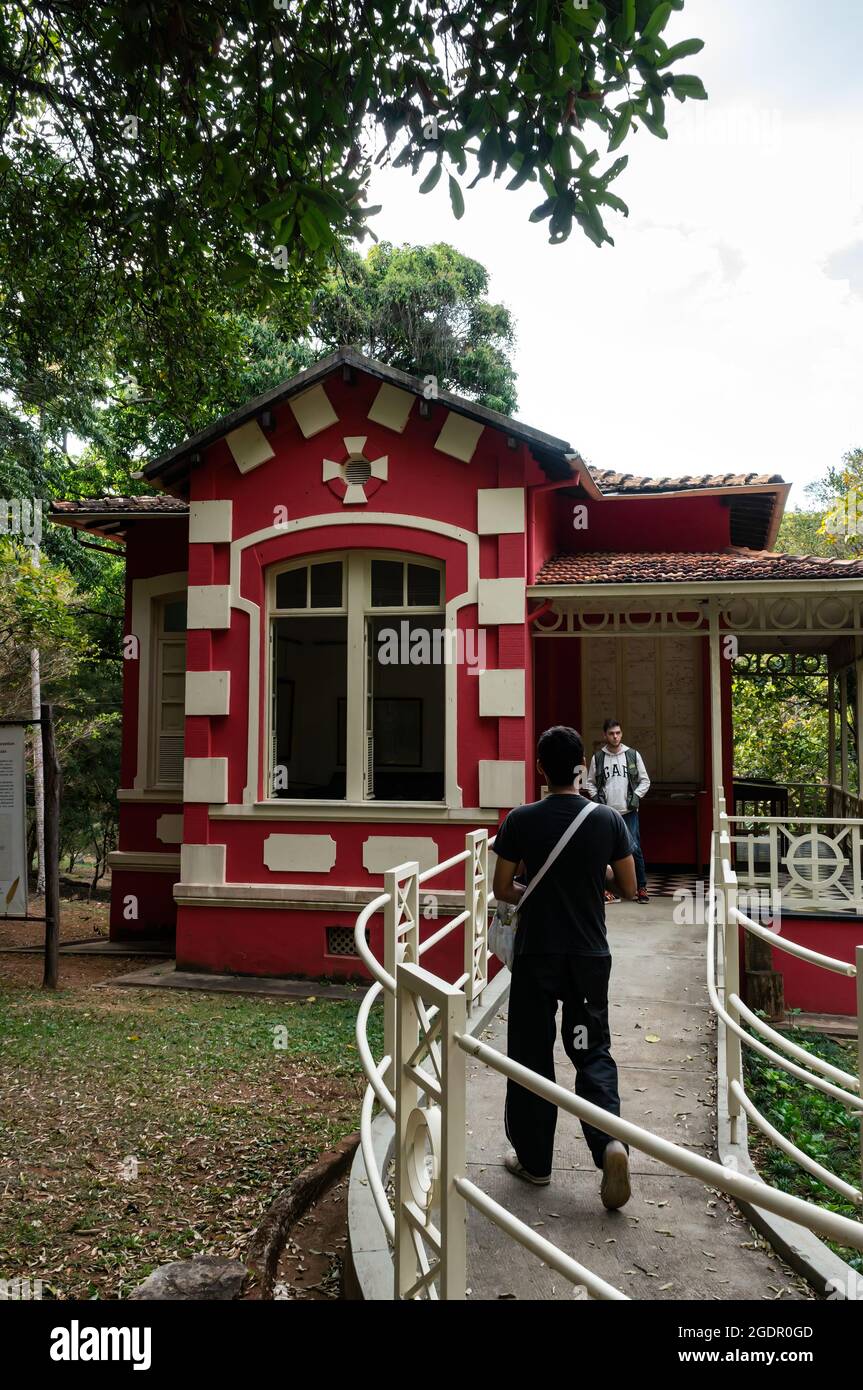Vue partielle de la maison du centre de référence historique de cartographie pendant qu'un visiteur arrive par la rampe d'accès. Situé dans le quartier de Santa Ines. Banque D'Images