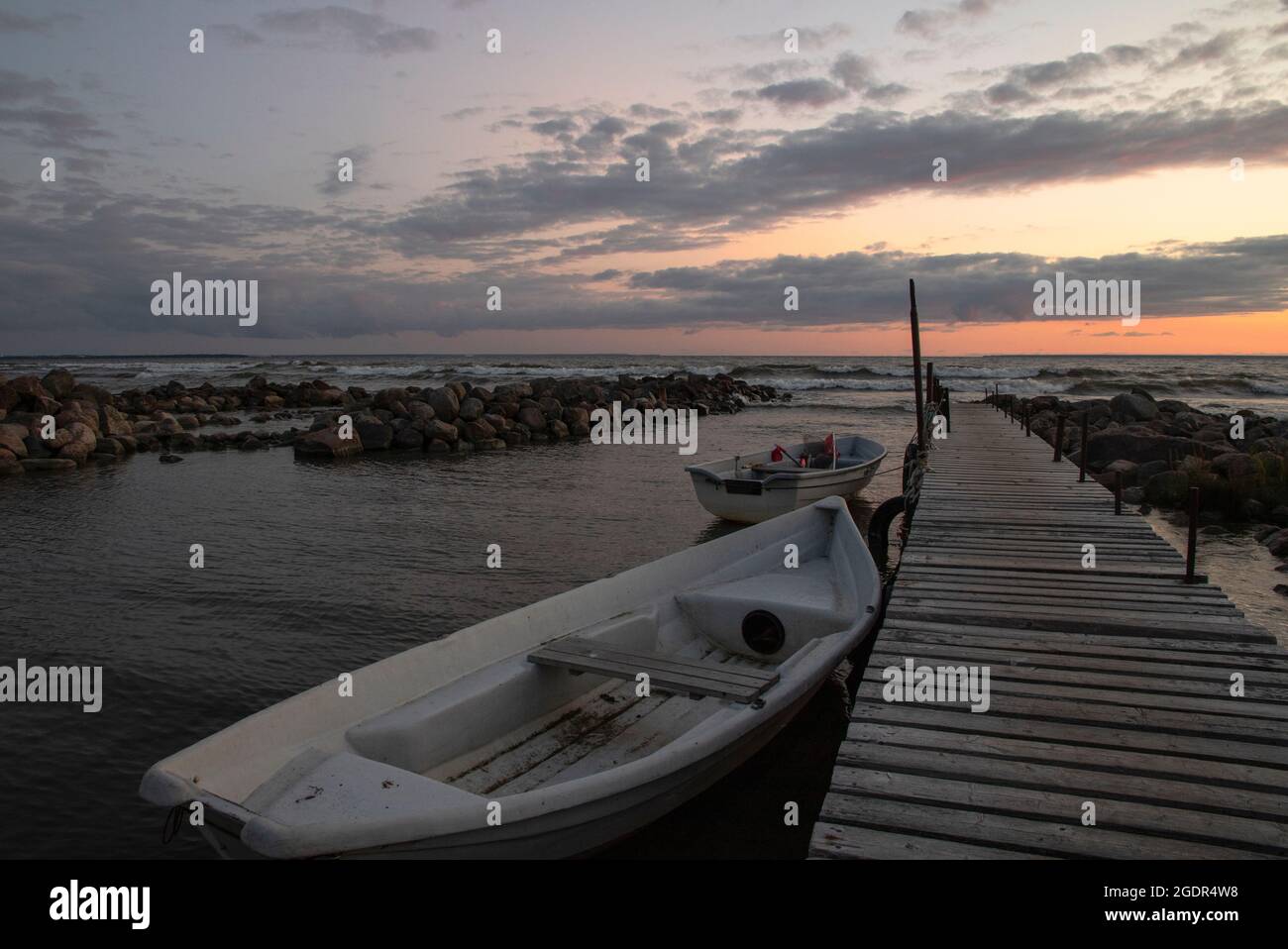 Petits bateaux amarrés au coucher du soleil en Estonie Banque D'Images