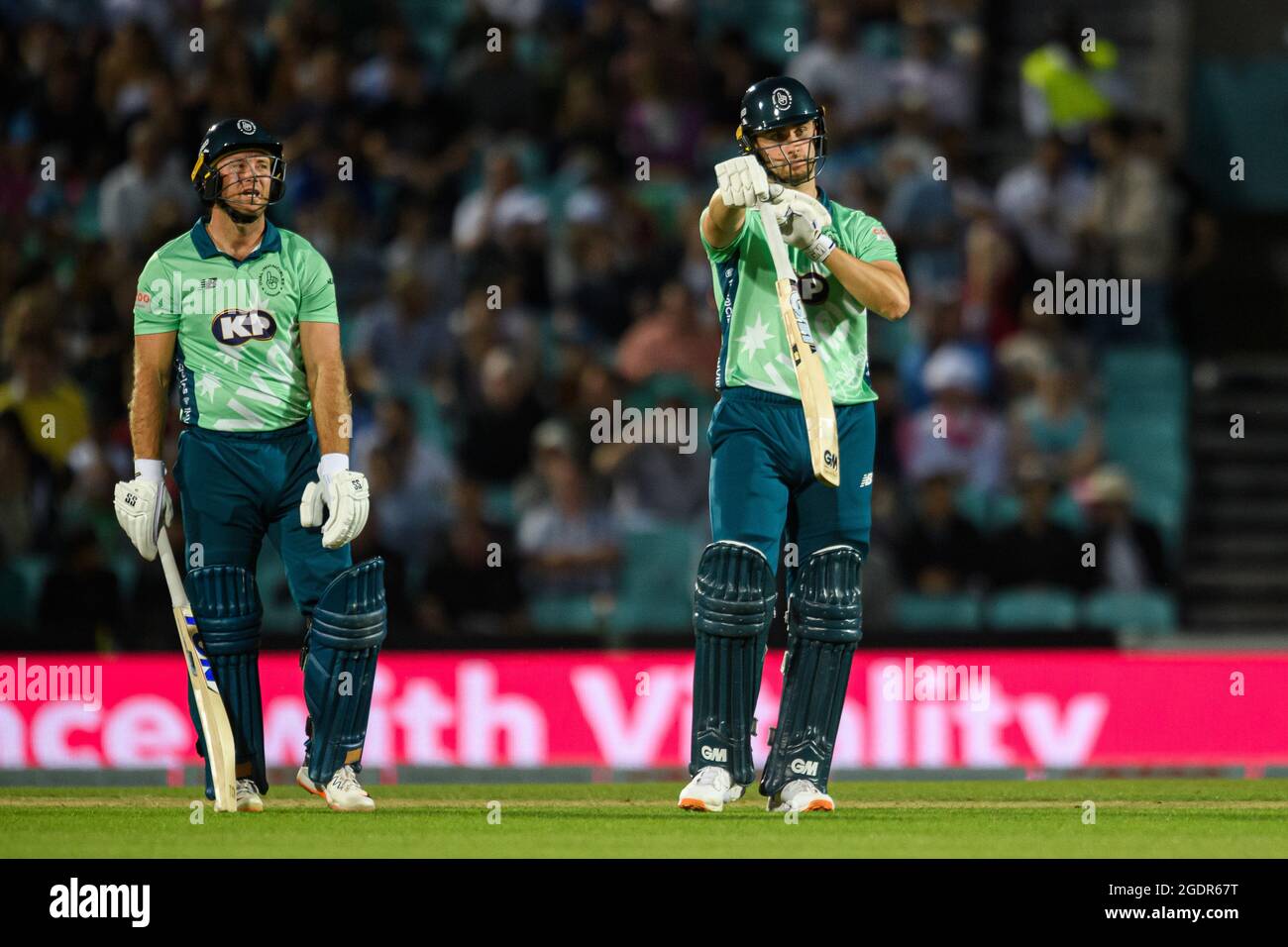 LONDRES, ROYAUME-UNI. 14 août 2021. Will Jacks of Oval Invincibles (à droite), Colin Ingram of Oval Invincibles (à gauche) pendant la centaine entre Oval Invincibles vs London Spirit au terrain de cricket Oval le samedi 14 août 2021 à LONDRES, EN ANGLETERRE. Credit: Taka G Wu/Alay Live News Banque D'Images