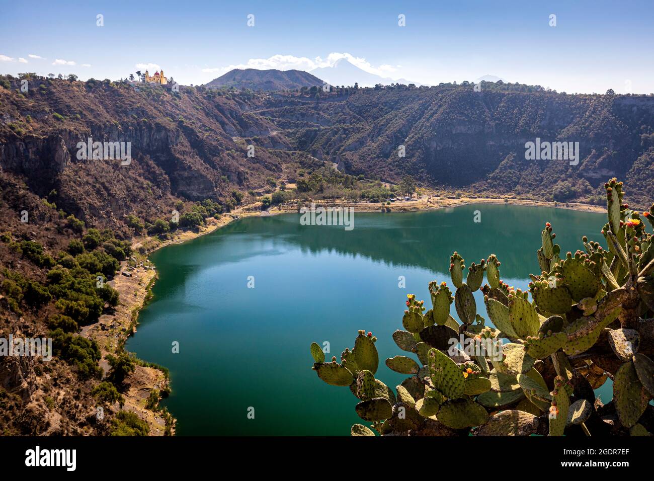 Laguna de Aljojuca gardée par l'Iglesia del Calvario à Puebla, au Mexique. Banque D'Images