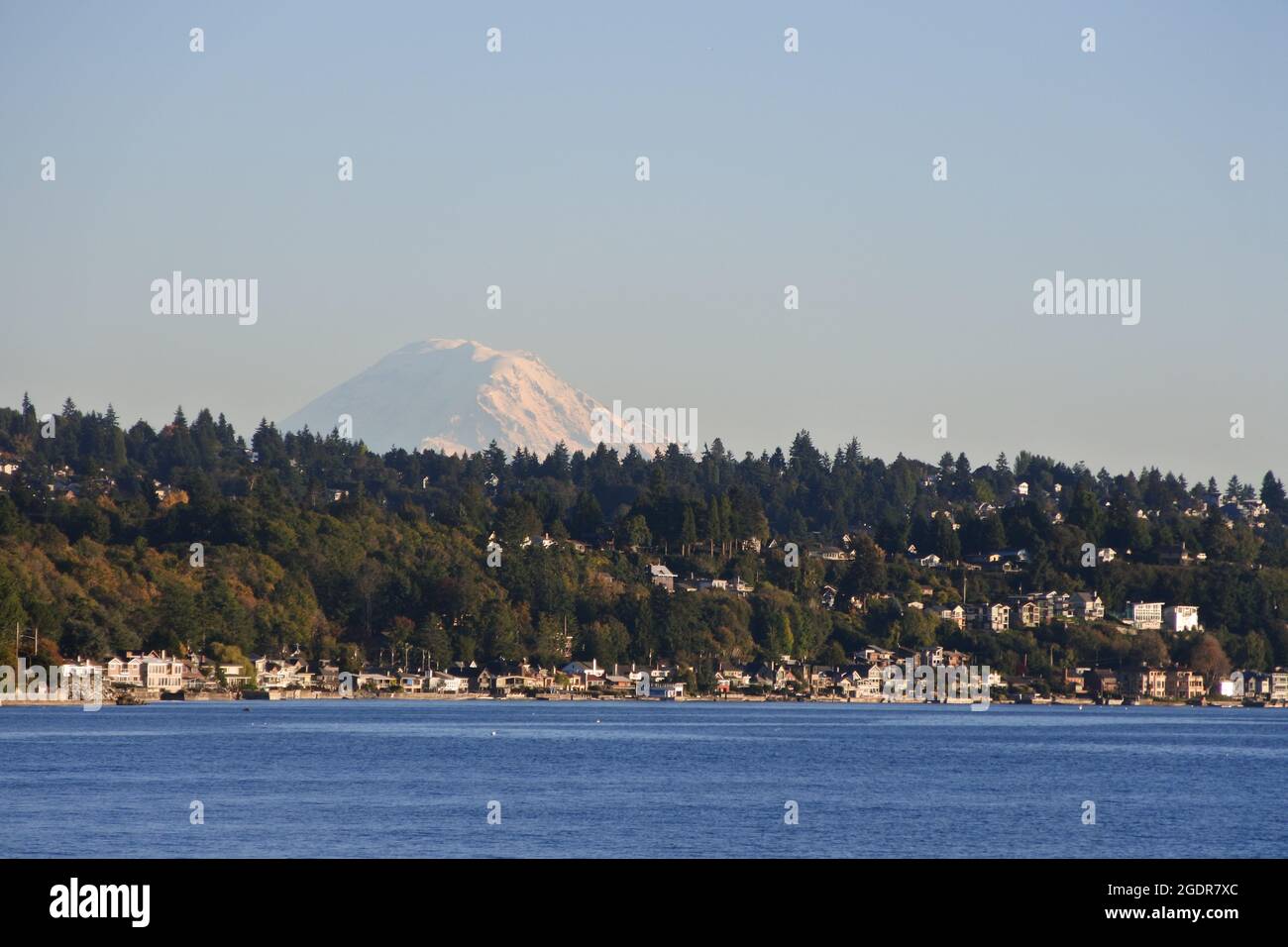 Le mont Rainer surmonte West Seattle Banque D'Images