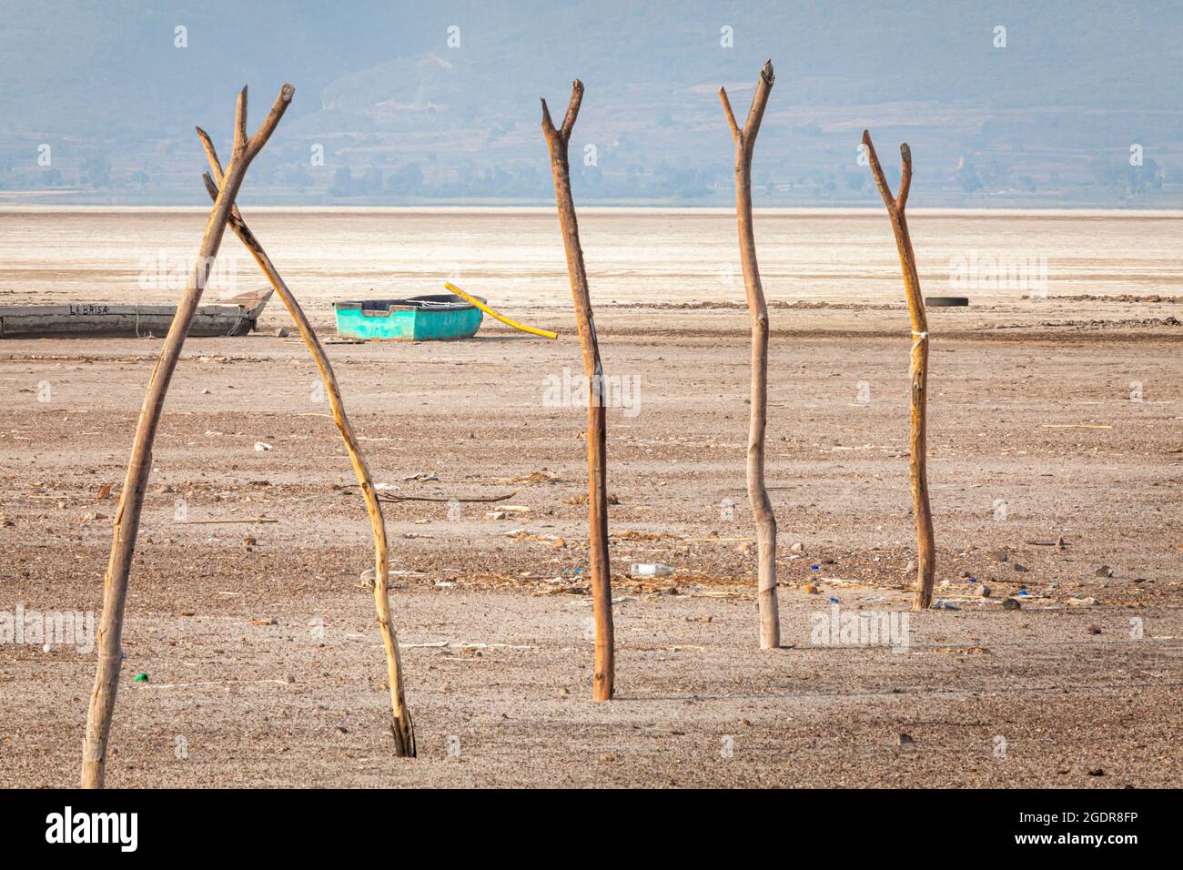 Un bateau de pêche abandonné est inutile sur le lit sec du lac Cuitzeo, Michoacan, Mexique. Banque D'Images