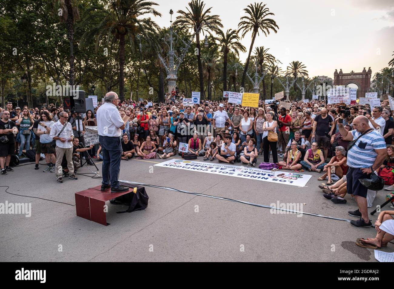 Barcelone, Espagne. 14 août 2021. Josep Pàmies, un pseudo-scientifique populaire et activiste anti-vaccin Covid 19, qui a pris la parole au cours de la manifestation.des centaines de personnes se sont rassemblées à l'Arc de Triomphe contre la campagne lancée par le ministère de la Santé et le gouvernement espagnol pour vacciner les enfants contre Covid 19. Crédit : SOPA Images Limited/Alamy Live News Banque D'Images