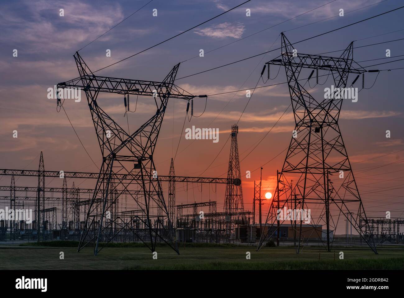 Tours de transmission et lignes électriques au coucher du soleil près de Dauphin, Manitoba, Canada. Banque D'Images