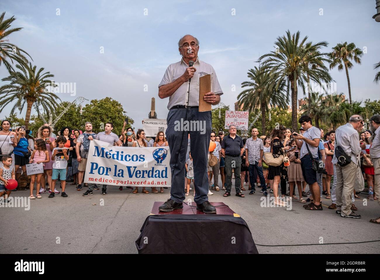 Barcelone, Espagne. 14 août 2021. Josep Pàmies, un pseudo-scientifique populaire et activiste anti-vaccin Covid 19, qui a pris la parole au cours de la manifestation.des centaines de personnes se sont rassemblées à l'Arc de Triomphe contre la campagne lancée par le ministère de la Santé et le gouvernement espagnol pour vacciner les enfants contre Covid 19. (Photo par Paco Freire/SOPA Images/Sipa USA) crédit: SIPA USA/Alay Live News Banque D'Images