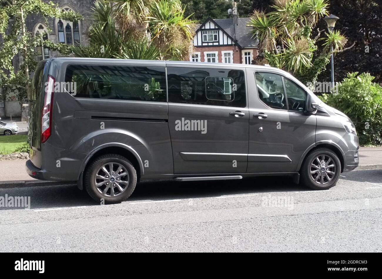 Une Ford Tourneo 2021 personnalisée garée à Torquay, Devon, Angleterre, Royaume-Uni. Banque D'Images