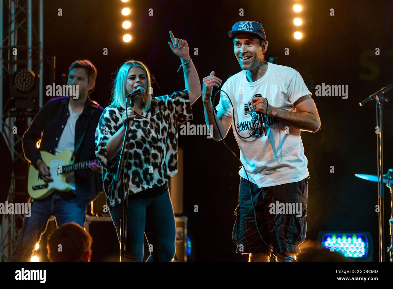 Édimbourg, Écosse. Samedi 14 août 2021. Le groupe écossais de hip-hop Stanley Odd joue sa première performance auprès d'un public en direct depuis le début de la pandémie mondiale en mars 2020. Stanley Odd est un groupe de hip-hop alternatif basé en Écosse qui a sorti son dernier album ‘SAY ODD: The Magic of Everyday Things’ en avril 2021. Le spectacle faisait partie du Festival Fringe d'Édimbourg de 2021 sur le site de Summerhall. Banque D'Images