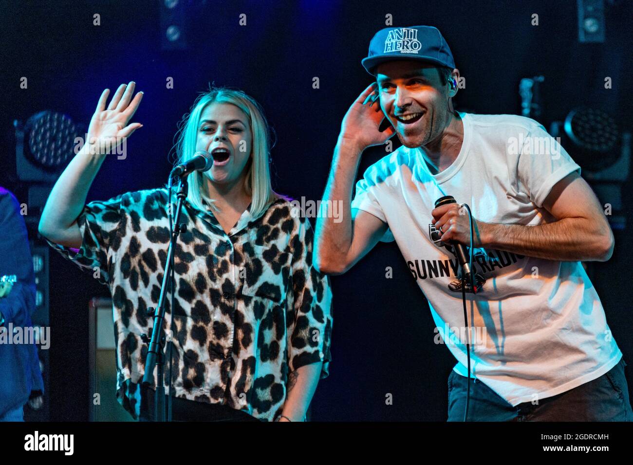 Édimbourg, Écosse. Samedi 14 août 2021. Le groupe écossais de hip-hop Stanley Odd joue sa première performance auprès d'un public en direct depuis le début de la pandémie mondiale en mars 2020. Stanley Odd est un groupe de hip-hop alternatif basé en Écosse qui a sorti son dernier album ‘SAY ODD: The Magic of Everyday Things’ en avril 2021. Le spectacle faisait partie du Festival Fringe d'Édimbourg de 2021 sur le site de Summerhall. Banque D'Images