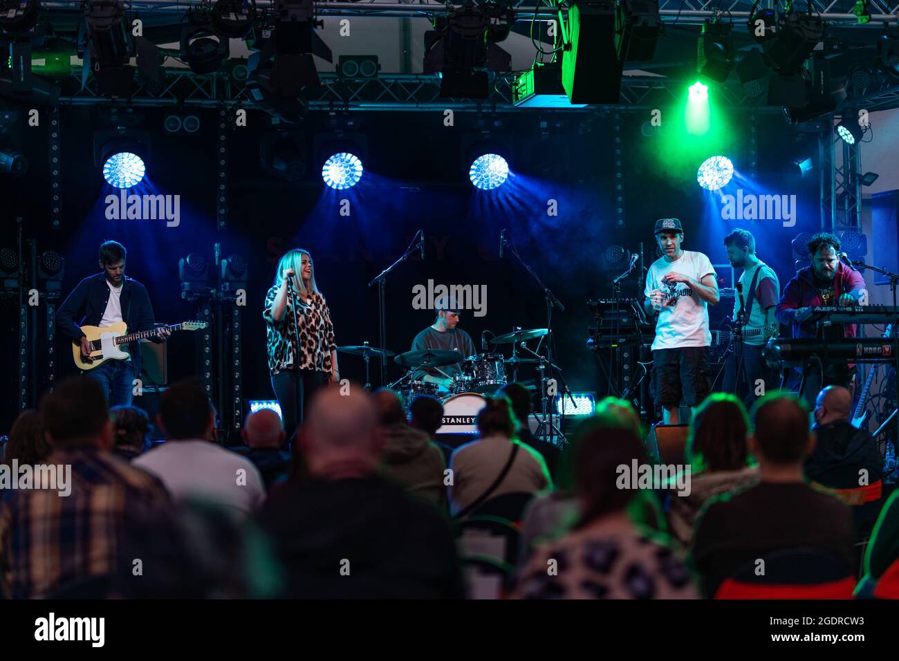 Édimbourg, Écosse. Samedi 14 août 2021. Le groupe écossais de hip-hop Stanley Odd joue sa première performance auprès d'un public en direct depuis le début de la pandémie mondiale en mars 2020. Stanley Odd est un groupe de hip-hop alternatif basé en Écosse qui a sorti son dernier album ‘SAY ODD: The Magic of Everyday Things’ en avril 2021. Le spectacle faisait partie du Festival Fringe d'Édimbourg de 2021 sur le site de Summerhall. Banque D'Images