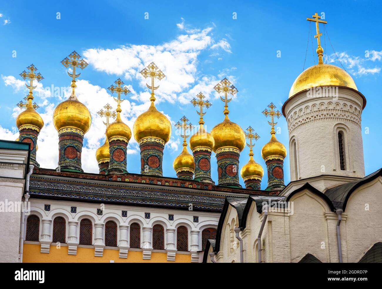 Dômes dorés des cathédrales au Kremlin de Moscou, Russie. Cet endroit est célèbre point de repère de Moscou. Décor de vieilles cathédrales orthodoxes russes et ciel bleu Banque D'Images