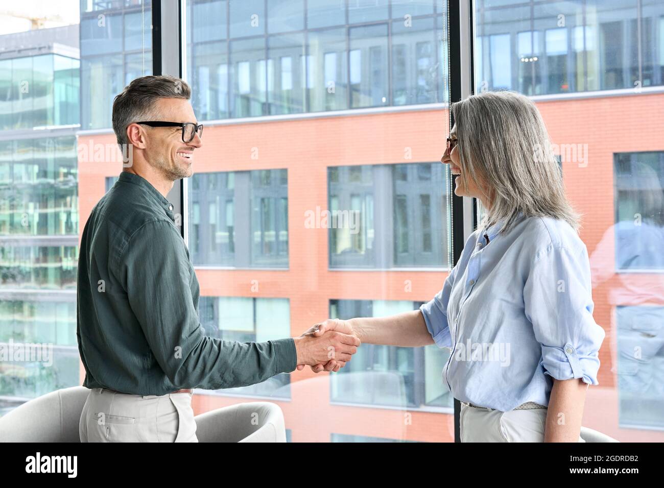Deux heureux dirigeants professionnels qui se sont fait la main lors de la réunion. Poignée de main Banque D'Images