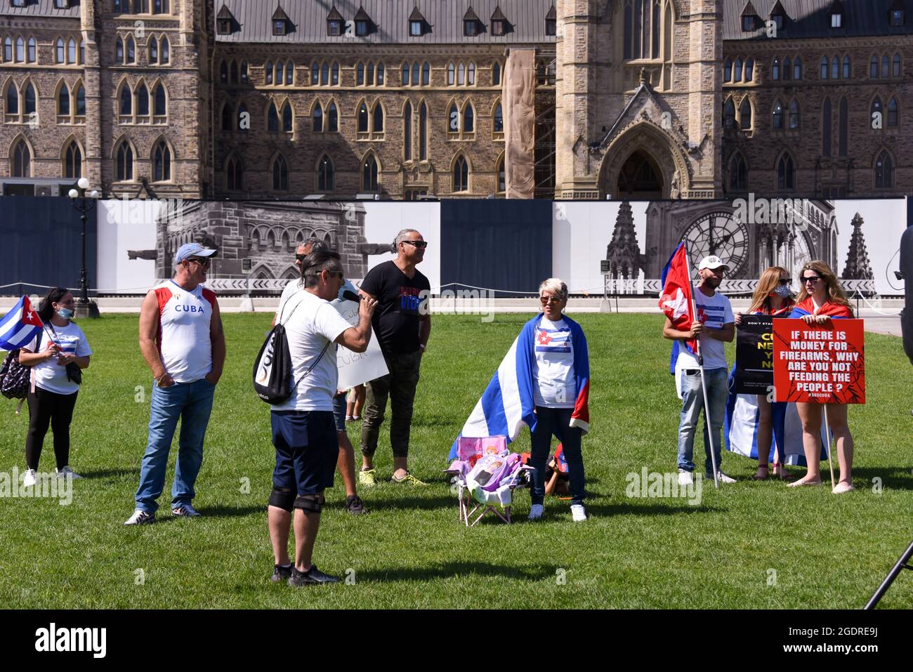 Ottawa, Canada - le 14 août 2021 : une foule se réunit sur la colline du Parlement pour protester contre la dictature à Cuba et pour appeler à une aide internationale pour les Cubains. Banque D'Images