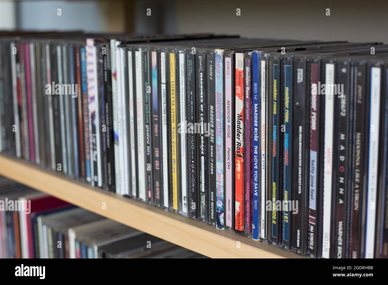 Disques compacts sur une étagère. Banque D'Images