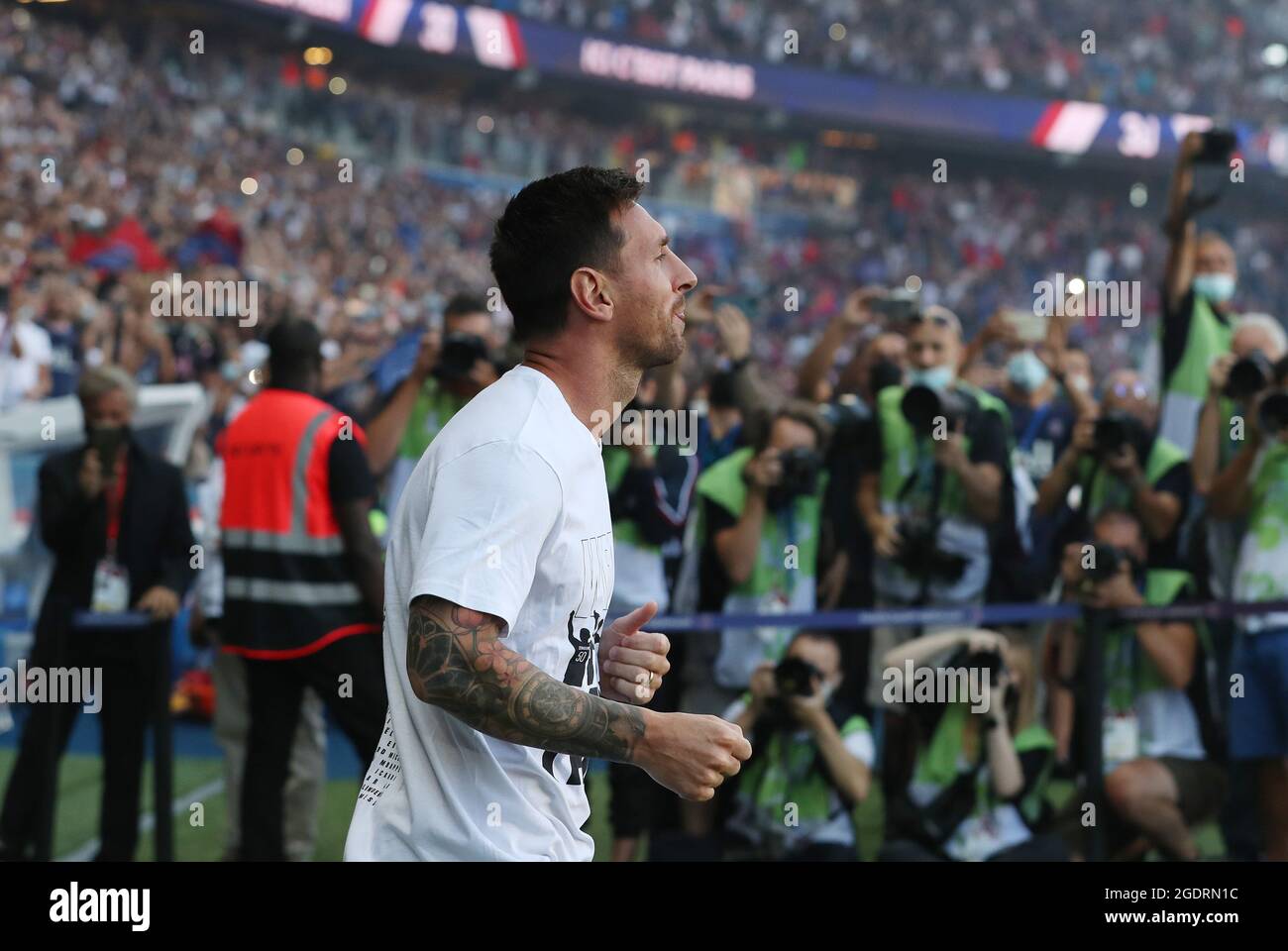 Paris, France. 14 août 2021. Lionel Messi, un attaquant argentin, assiste à la cérémonie de présentation des nouvelles recrues avant le match de football de la Ligue française 1 entre Paris Saint-Germain et le Racing Club Strasbourg au stade du Parc des Princes à Paris, France, le 14 août 2021. Credit: Gao Jing/Xinhua/Alamy Live News Banque D'Images