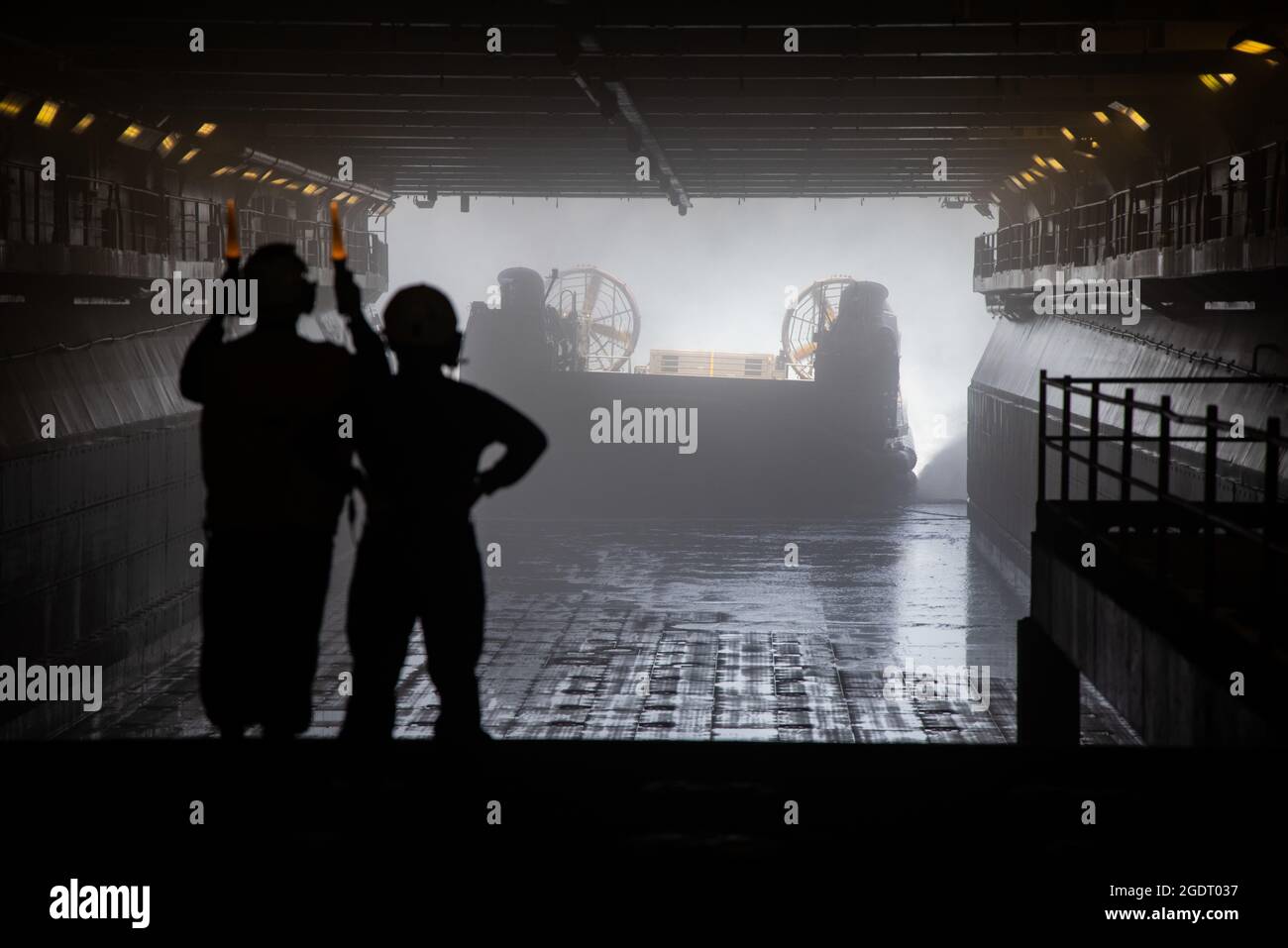 Les marins de la Marine américaine dirigent le lancement d'un bateau d'atterrissage, coussin d'air de l'intérieur de l'USS Kearsarge lors de l'exercice à grande échelle (LSE) 2021, au large de la côte de Caroline du Nord, le 10 août 2021. II le MEF est une force maritime inextricablement liée à nos partenaires de la Marine dans les 6e et 2e flottes américaines, créant une interdépendance mutuelle avec nos homologues de la flotte tire parti de nos capacités collectives et augmente la létalité maritime. Le LSE 2021 associe les capacités d'entraînement en direct et synthétique pour créer un environnement d'entraînement intense et robuste. (É.-U. Photo du corps marin par Sgt. Jésus Sepulveda Torres) Banque D'Images