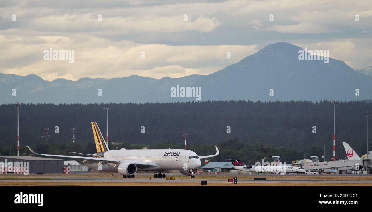 Richmond, Colombie-Britannique, Canada. 5 août 2021. Un taxi Lufthansa Airbus A350-900 (D-AIXL) à bord d'un avion à réaction à l'aéroport international de Vancouver. (Image de crédit : © Bayne Stanley/ZUMA Press Wire) Banque D'Images